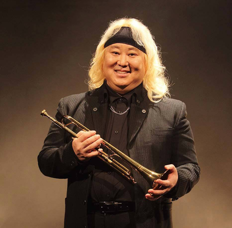 Er kann definitv auch lächeln: Eric Miyashiro ohne Trompete am Mund. Foto: Eric Miyashiro privat.